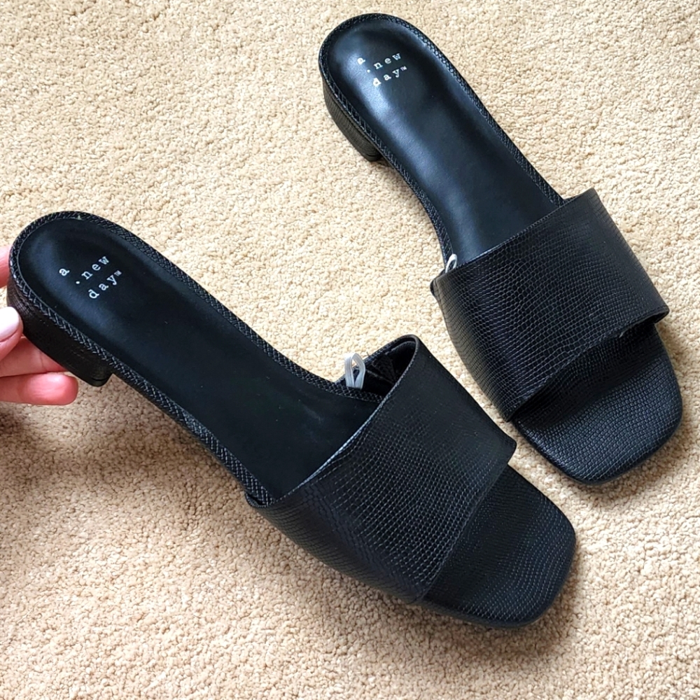 Black slides, size 10
